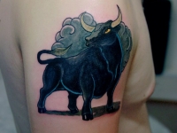 Татуировка бык на плече