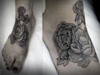 Татуировки цветов на лодыжке двух ног