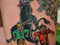 Татуировка чёрт и дети на бедре