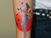 Татуировка девочка в маске на руке